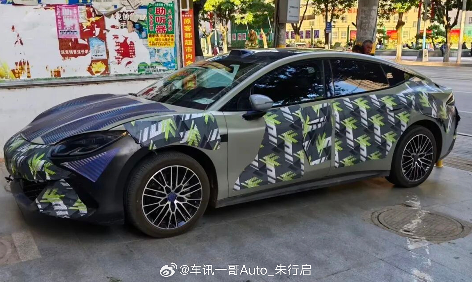 近日，比亚迪方程豹品牌轿车方程S路试车照片亮相，目前有些低伪装，但是整体已经很清