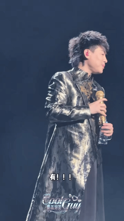 胡彦斌回应演唱会被万人齐喊歌王万人同步高呼歌王的名场面氛围感拉满！胡彦斌嘴上低调