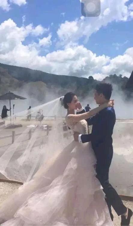 这是刘诗诗和吴奇隆当年拍婚纱照的花絮图吗？明星和素人果然不一样，花絮已经很漂亮了