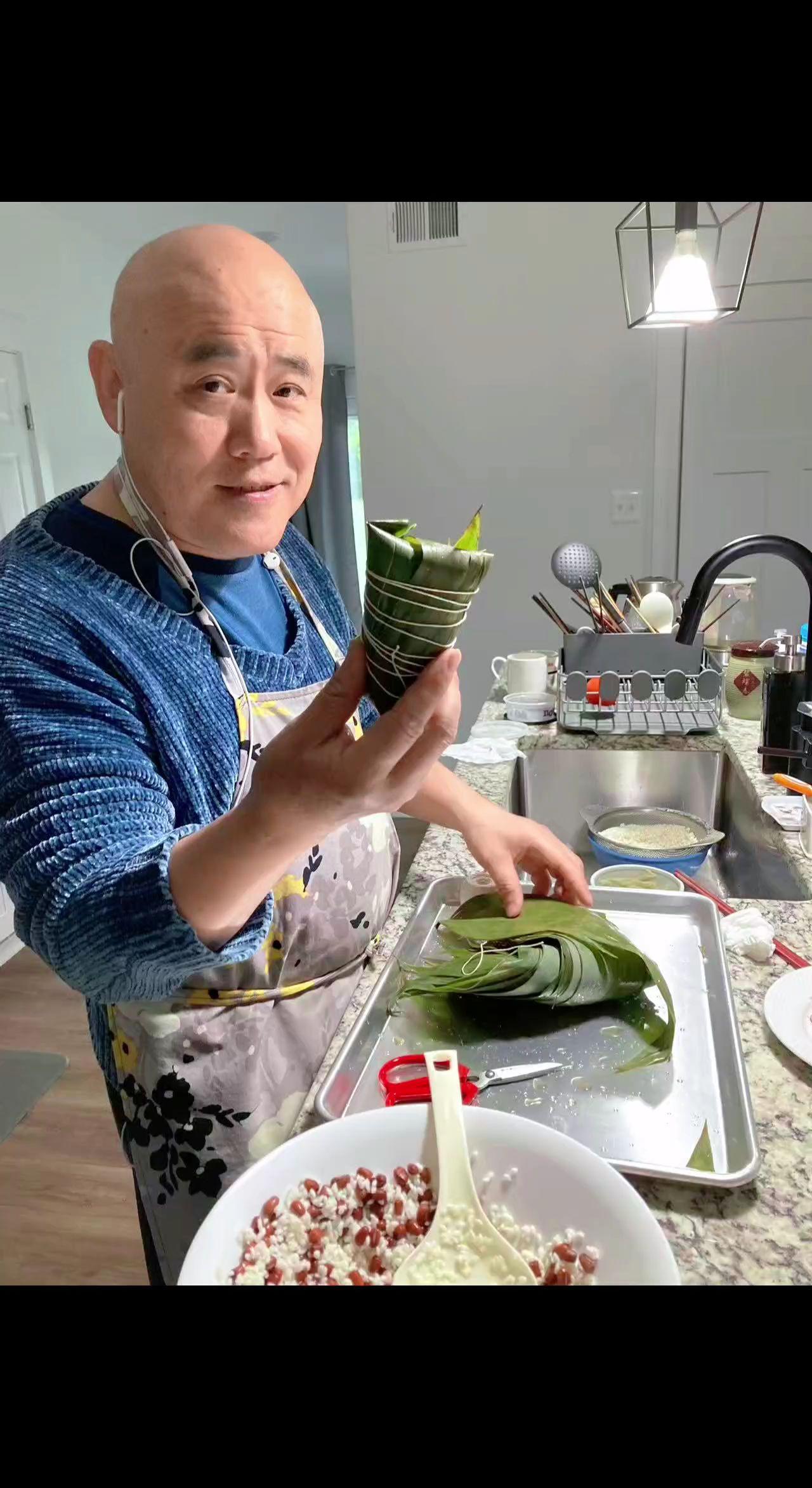 在国外自己包粽子，很有意义呢！粽子是中国传统美食，每年端午节（农历五月初五），人