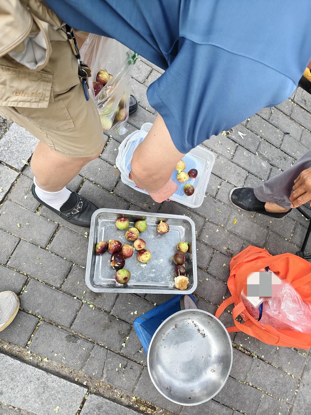 今早晨跑回来，在运城盐湖西街，一位大叔在卖自家院里的无花果，5元一斤，挺便宜的。