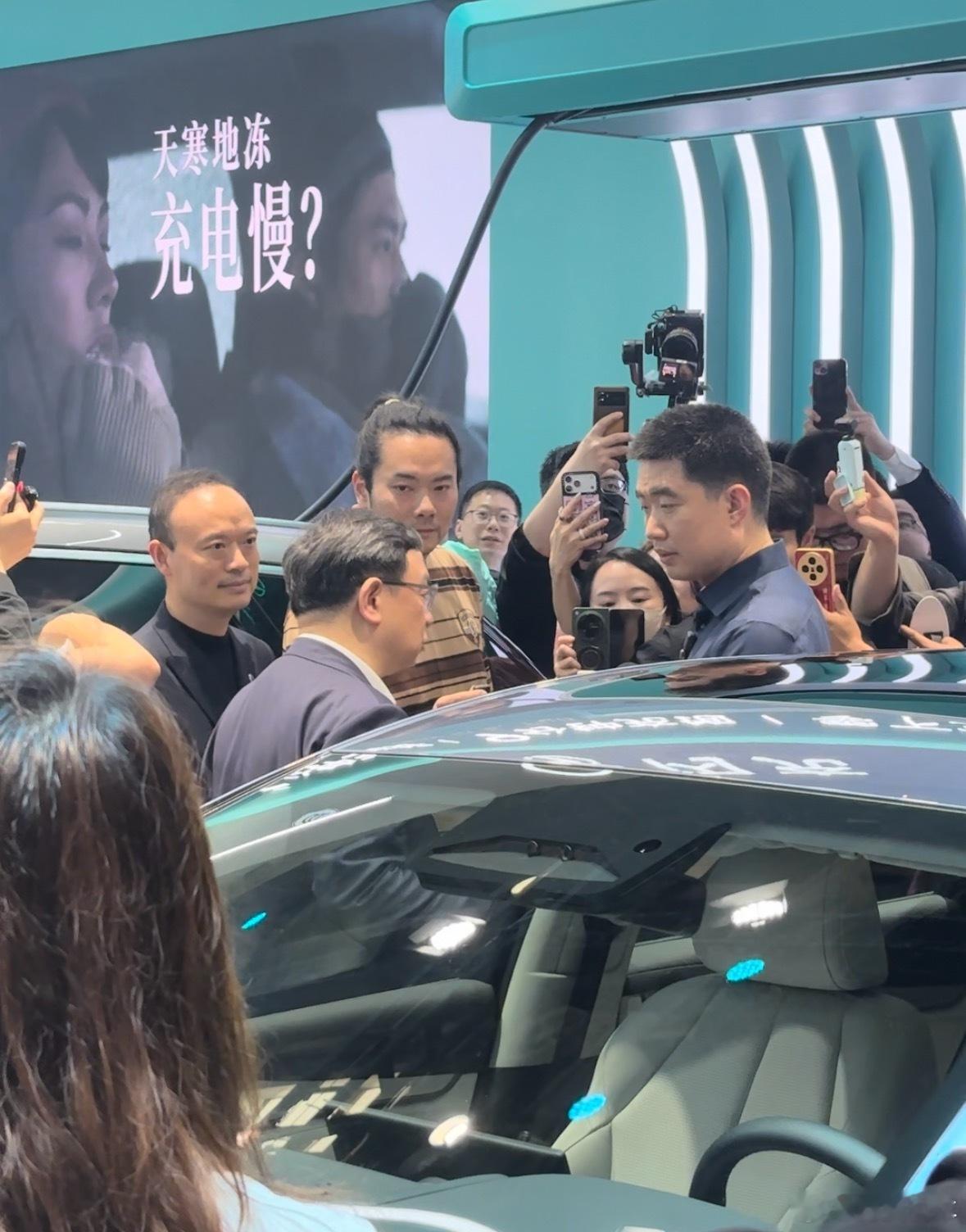 现场看到了王传福和李想俩人的交流，俩人都是新能源车企的领军人物。估计李想也想交流