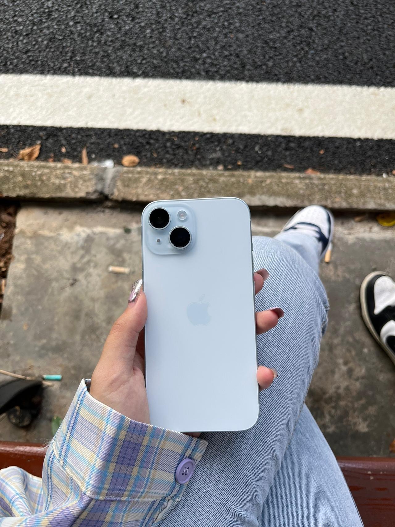不就是iPhone 15吗？我也摸到了哎，这次选了台蓝色，淡淡的浅蓝色很好看，很