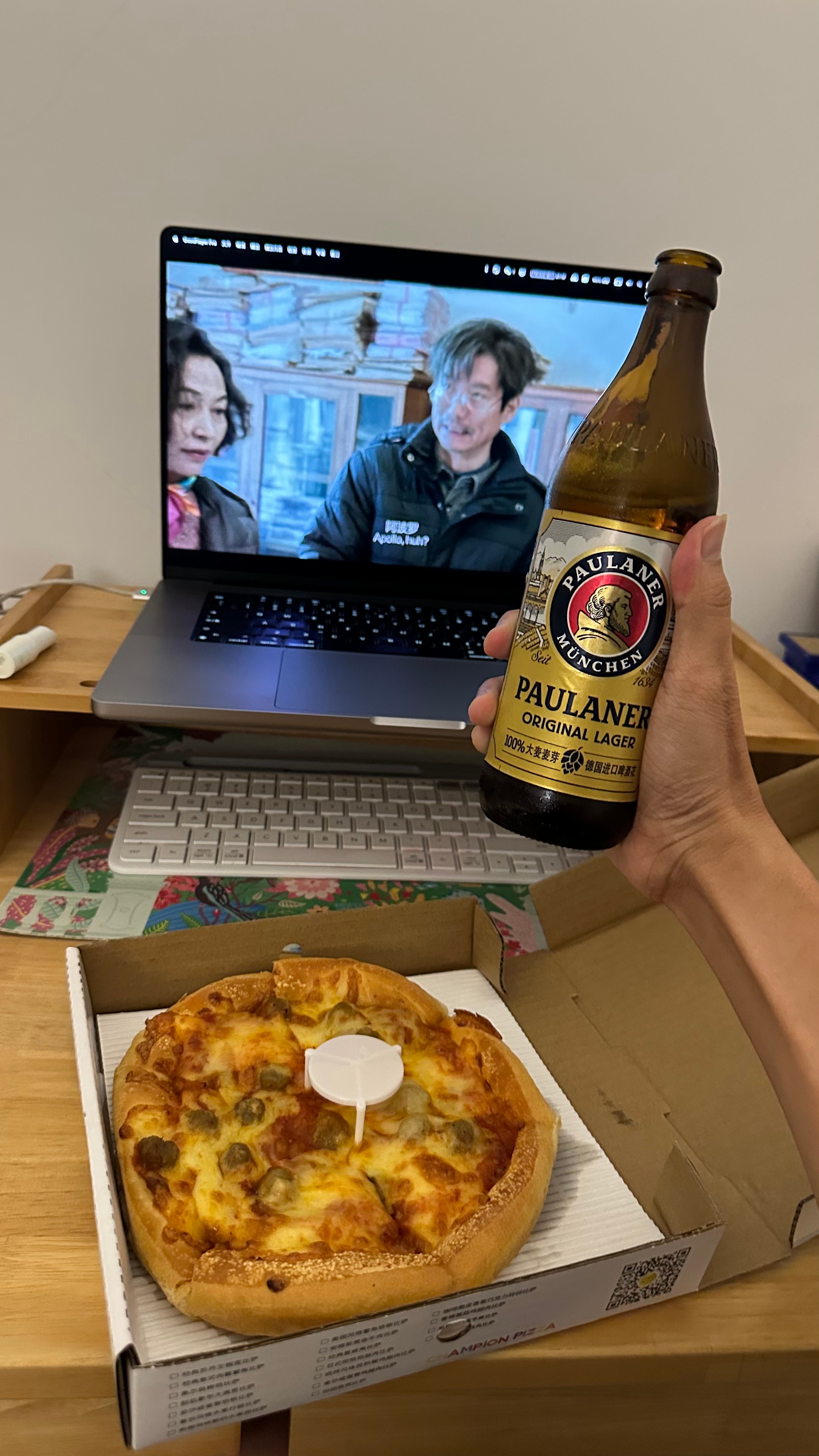 老婆带着大强回娘家了，甚是想念😭来个炸鸡啤酒加电影，麻痹一下自己 😋 
