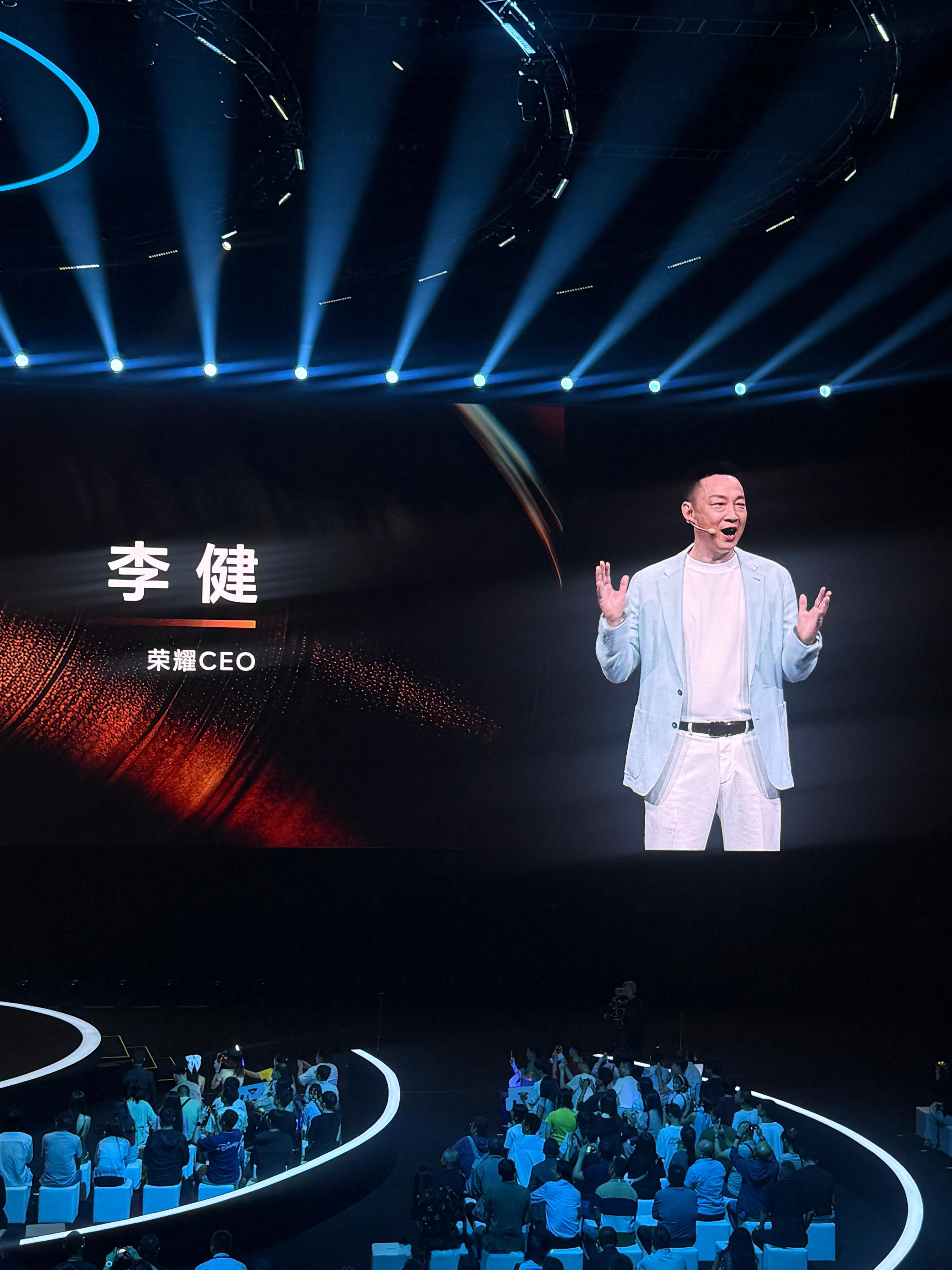 荣耀CEO李健国内发布会首秀～最近几款新机堆料都比较猛，看看新官上任荣耀今年市场