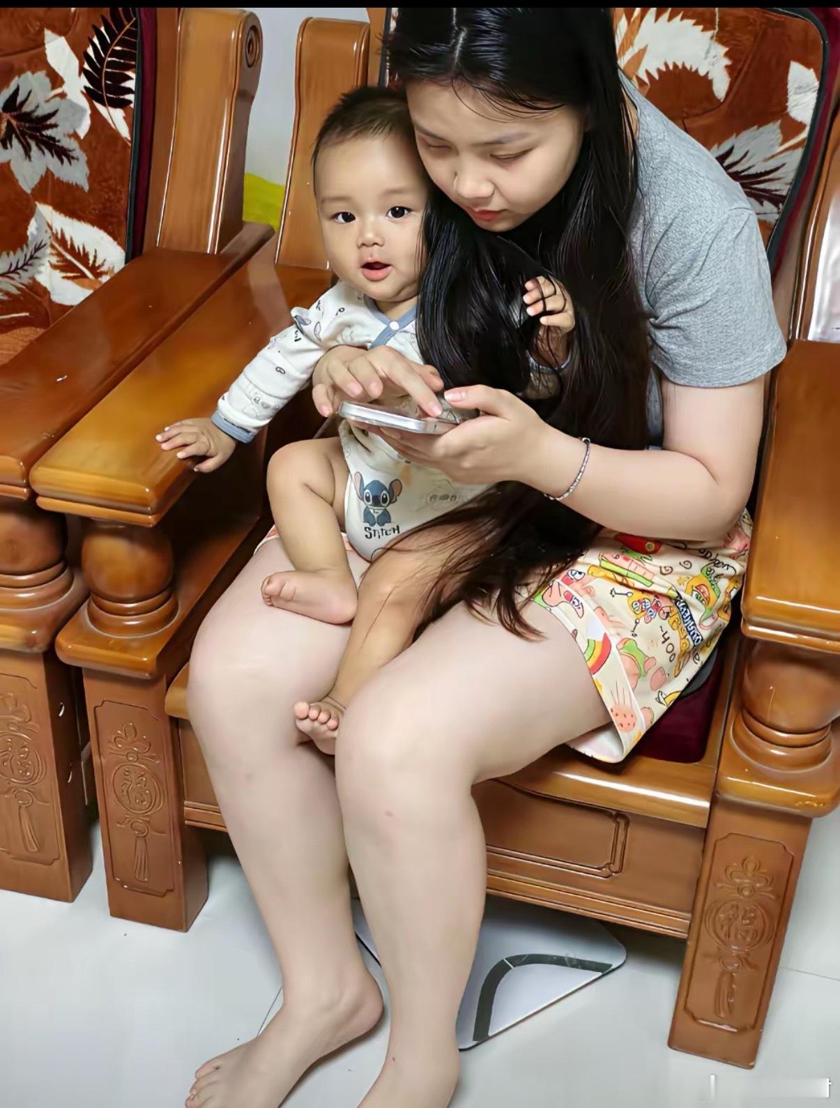 小姨子带娃：手机和娃，我都要！ 