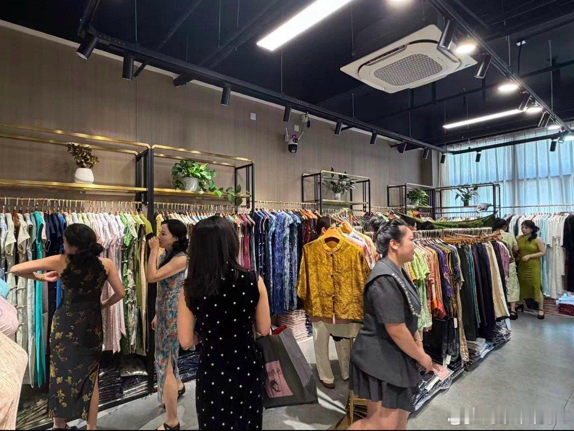 临海旗袍一针一线讲好东方文化共富故事临海旗袍嘉年华启幕，签约聚力产业，涌泉旗袍扬