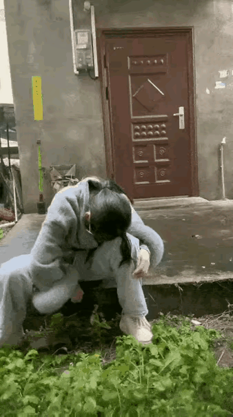 快过年了，虽然有的地方不让放鞭炮，可也不能这么偷偷放啊！难道这是什么新疗法，可以