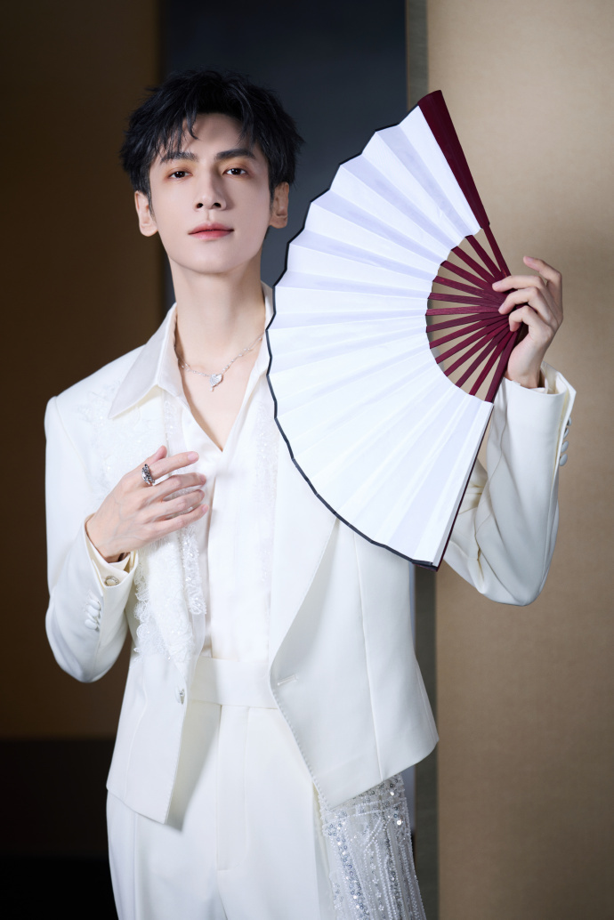 罗云熙蜻蜓胸针罗云熙国风白西装拖尾造型 罗云熙蜻蜓胸针，罗云熙国风白西装拖尾造型
