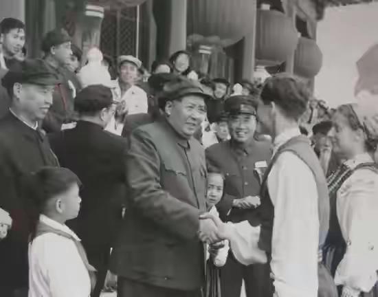 人民万岁震山河！两袖清风铸盛世，中华儿女挺起脊梁
 
寥寥几句短句，道尽华夏风骨