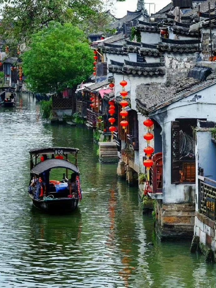 西塘，一个听起来就很温柔的名字，烟雨长廊，垂柳水巷，她的每一处都迷人。 ​​​