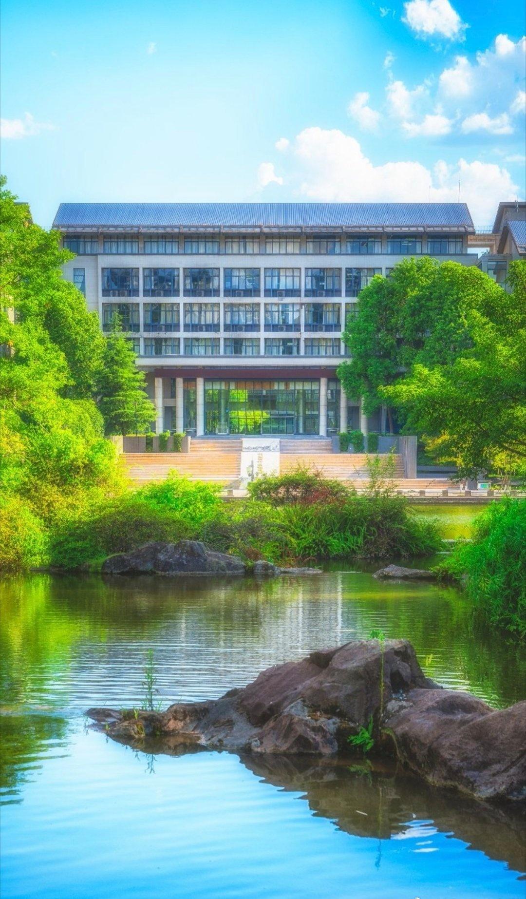 八十五载奏凯歌，重庆理工展宏图
兵工基因续传承，创新驱动启新途
明德润心如春雨，