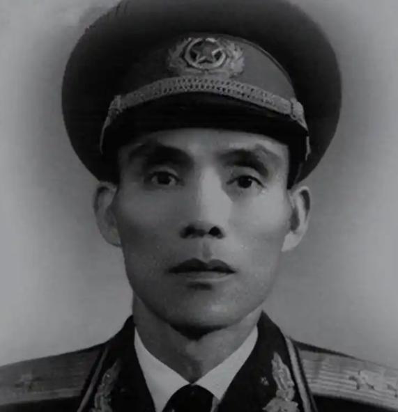 1951 年 180 师万人陷入美军重围，韦杰被彭德怀当场怒斥撤职，四年过后却没