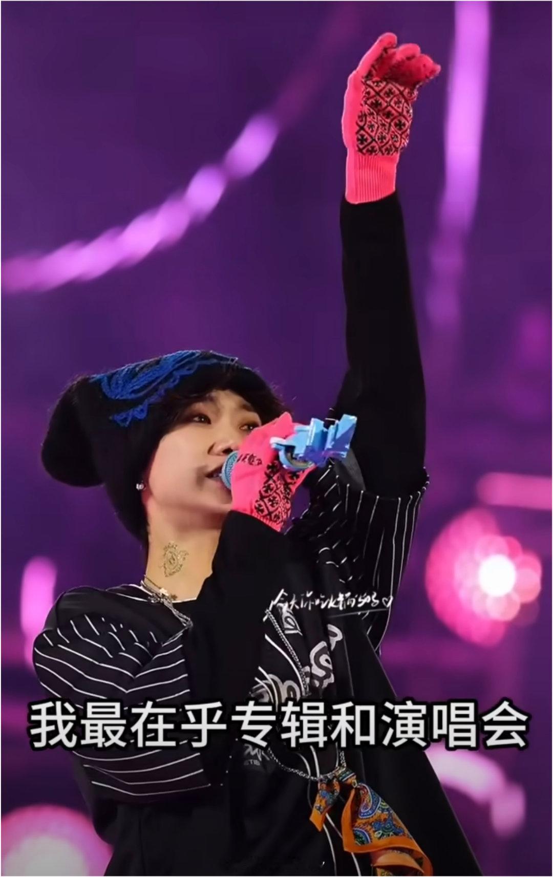 见过最沉浸式的演唱会售后在演唱会上舞台灯光暗下的瞬间，不是演唱会的结束，而是双向