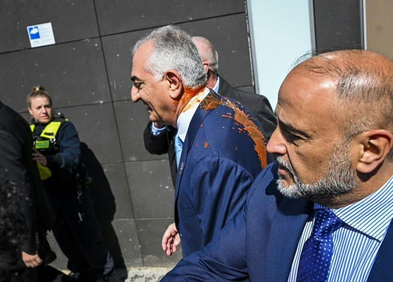 伊朗“王储”巴列维昨天到德国慕尼黑参加活动，一名伊朗裔男子向他泼番茄汁。

在被