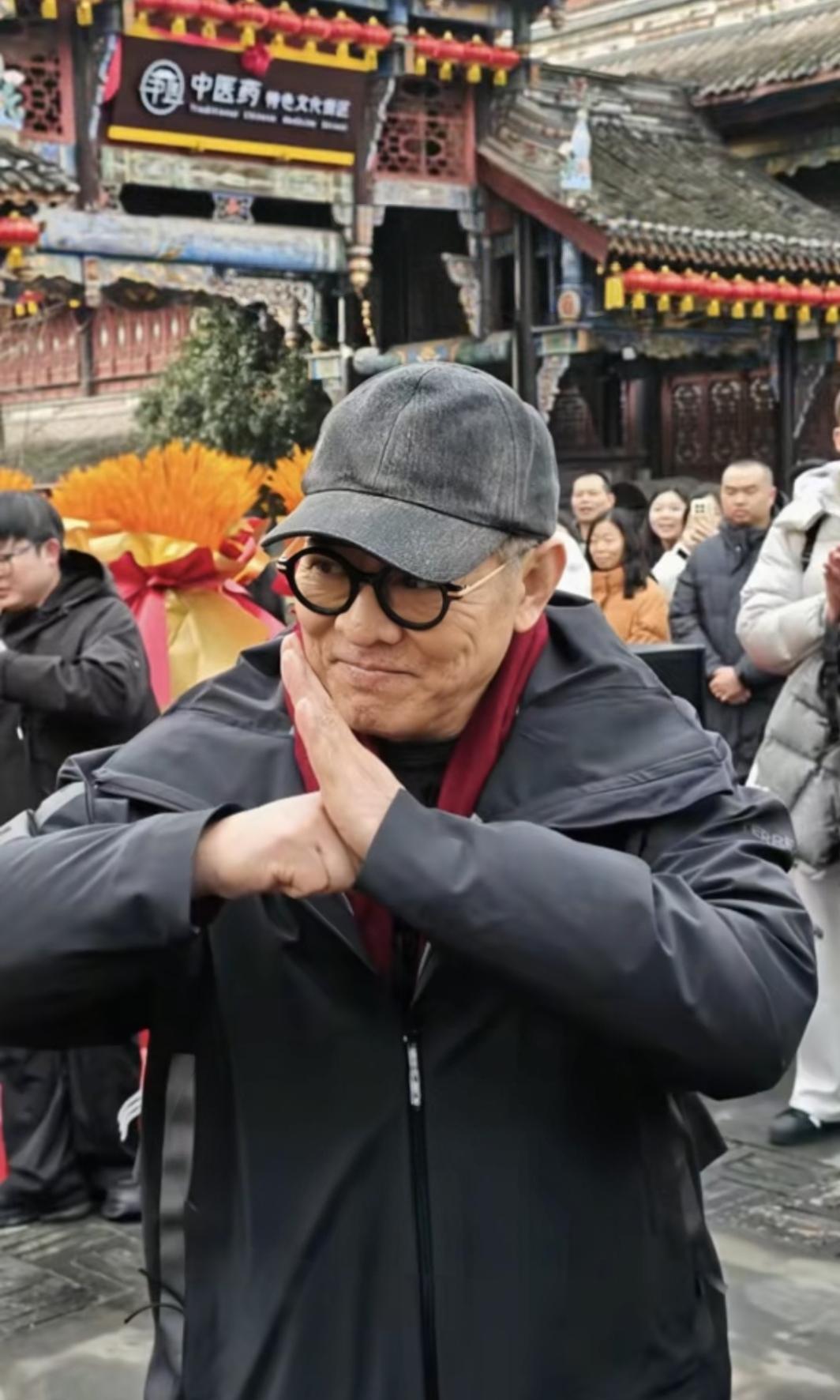 把李连杰骂上热搜，说他「不配演中国人」，这事儿的荒诞之处，央视早就点透了。
一毛