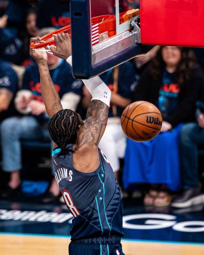 亚历山大连得4分开始第三节，布鲁克斯追回4分，霍姆格伦进攻发力，命中三分，一人连