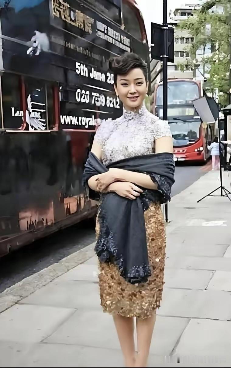 时尚，国外街头时尚美女，复古风穿搭潮流，彰显东方美女旗袍秀，认识她是谁吗？