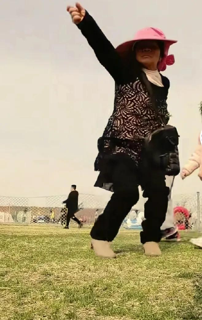 这个大娘，看这招式，得是个练家子，几个壮汉也近不了身。
