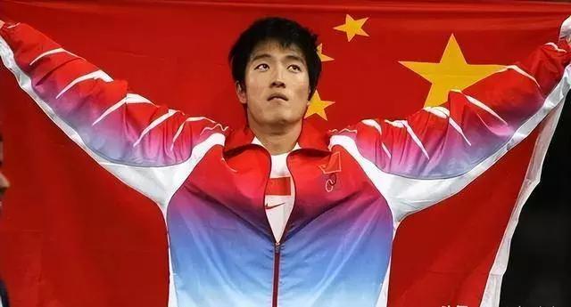 刘翔跌落神坛的？还得从2008年北京奥运会说起。当时他可是国人心中的英雄，雅典奥