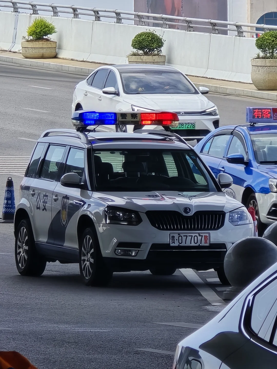贵阳机场的“小帅哥”斯柯达Yeti警车