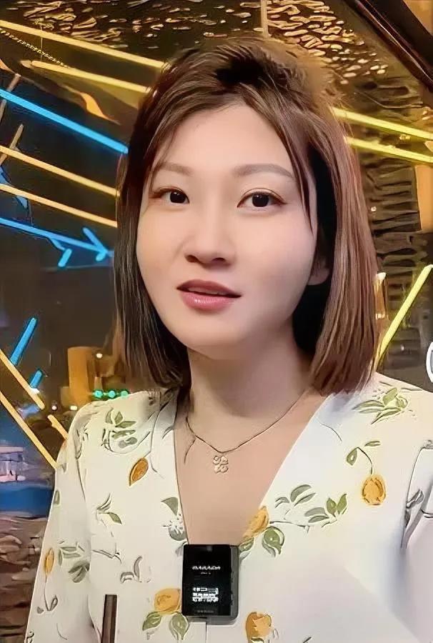 王暖暖的苦，终于熬出响了。法院刚封了套房——是前夫妈名下的，钱是俞晓冬当年偷偷转