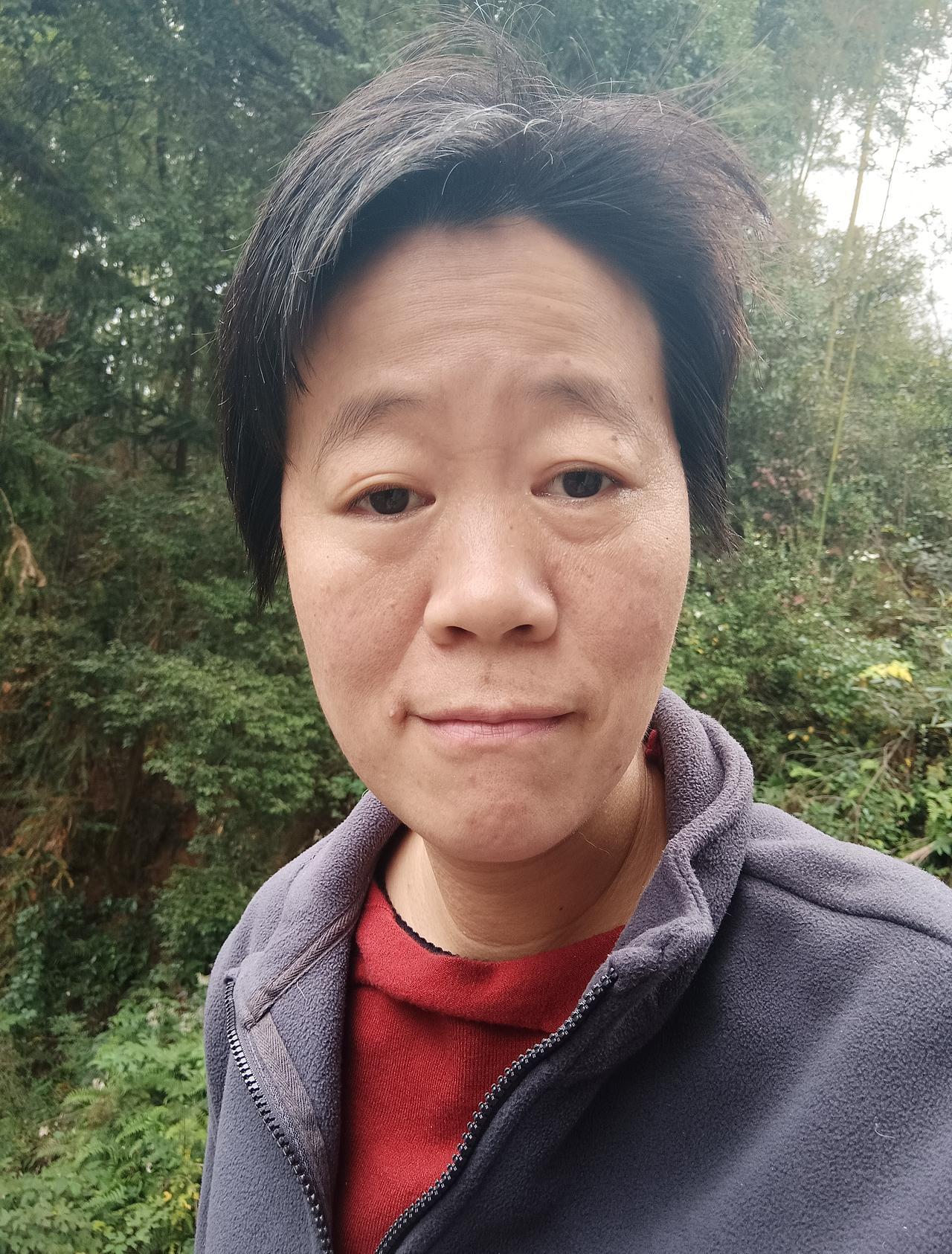 衣橱堆成山，穿来穿去还是那几件。
夏天穿洞洞鞋，秋天脚丫子冻得打颤，还硬撑说是