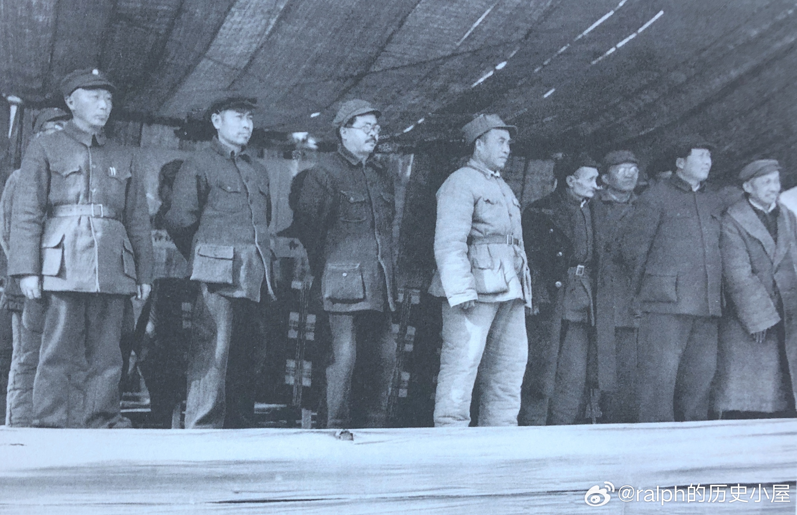 1944年11月1日在延安机场检阅即将南下的359旅。左起聂荣臻、周恩来、任弼时