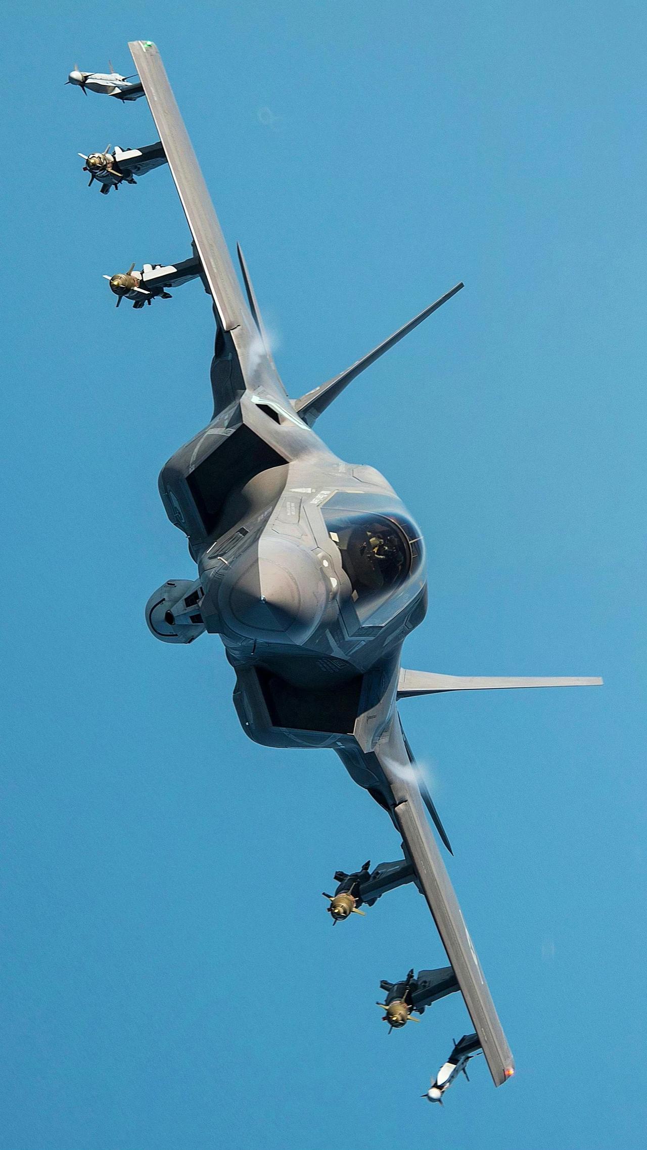 来一张F-35“闪电”隐身战斗机靓照高清图，可做手机壁纸，不得不佩服外军摄影师的