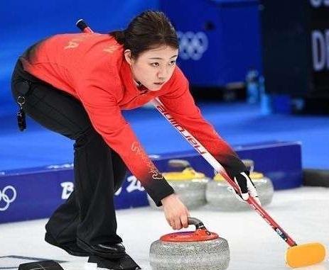 配合默契，渐入佳境，中国冰壶混双8-3大胜荷兰队！
       冰壶混双世锦赛