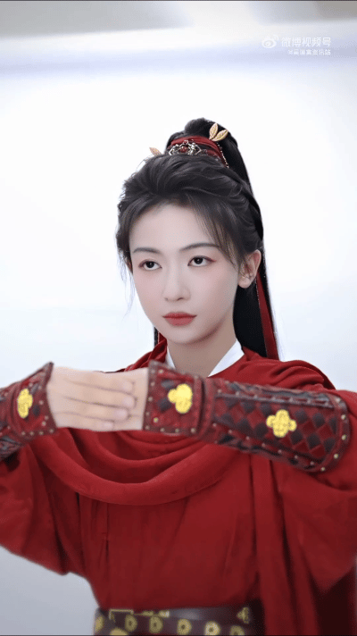 吴谨言《江山为聘》妆造来了，路透的生视频比图还更好看，红色劲装+高马尾，非常的干