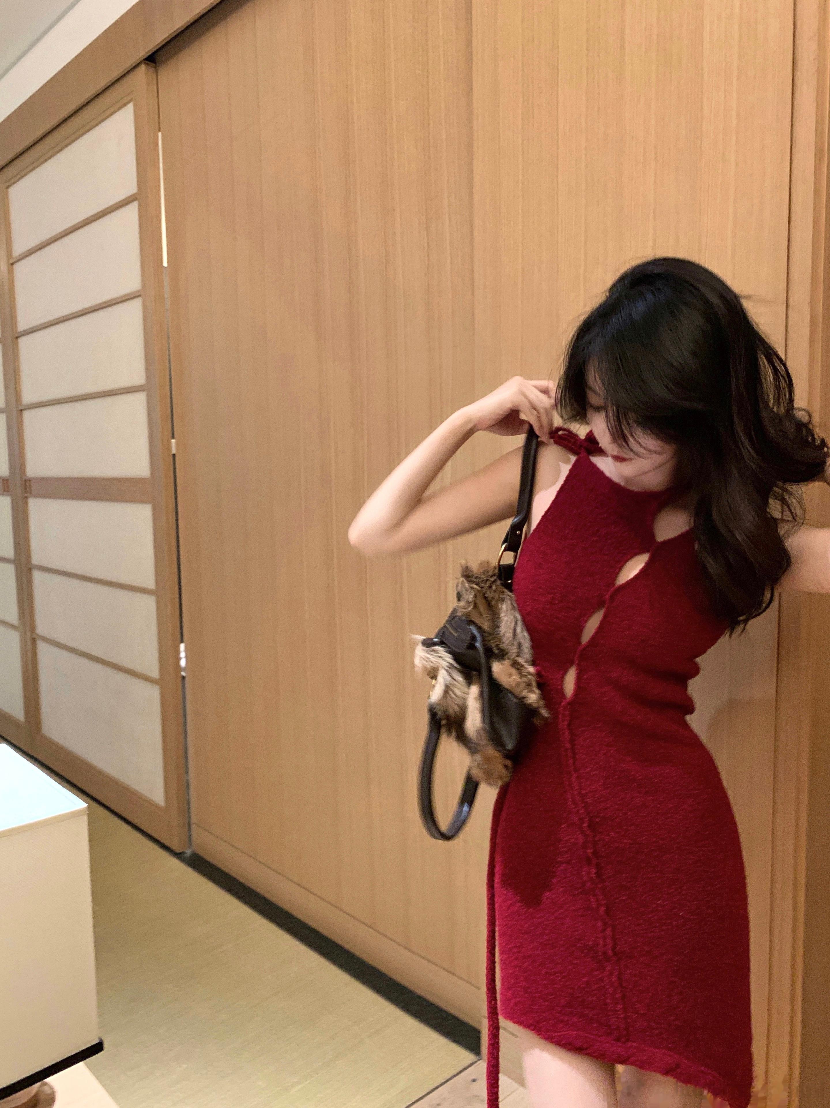 黑发红裙[哇] ​​​