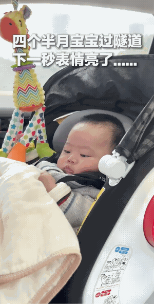 宝宝:场景好熟， 穿越了吗？
眼睛瞪得像铜铃具象化了。此时此刻，小孩子他感觉到了