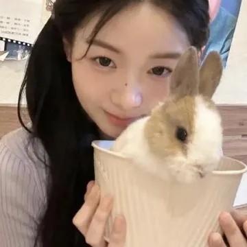 萌兔子的可爱时刻，谁不爱呢？🐰💕