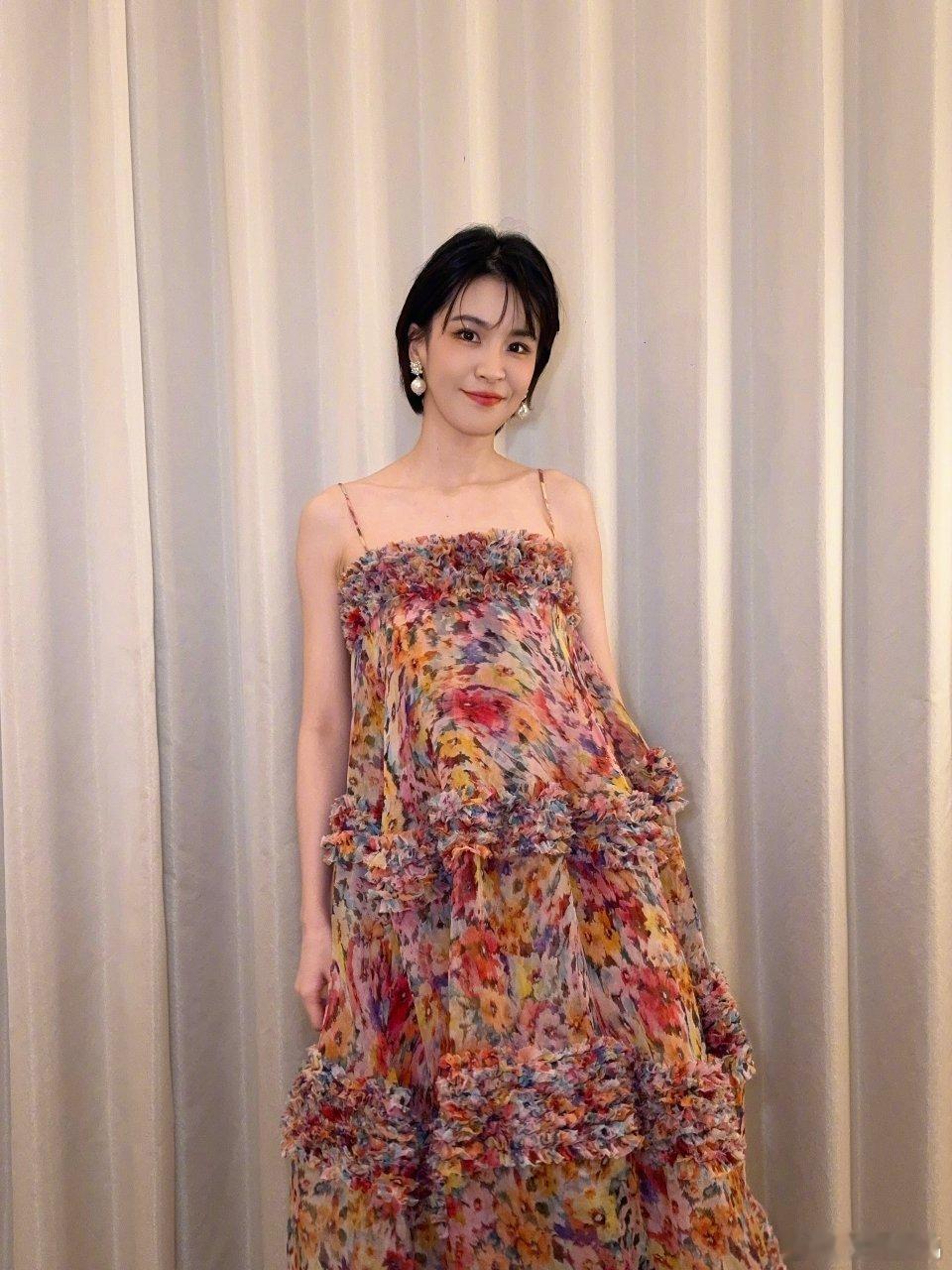 曾沛慈广州演唱会发文姐姐真的是“散步型歌手”天花板！广州演唱会暴走三万步，汗水浸