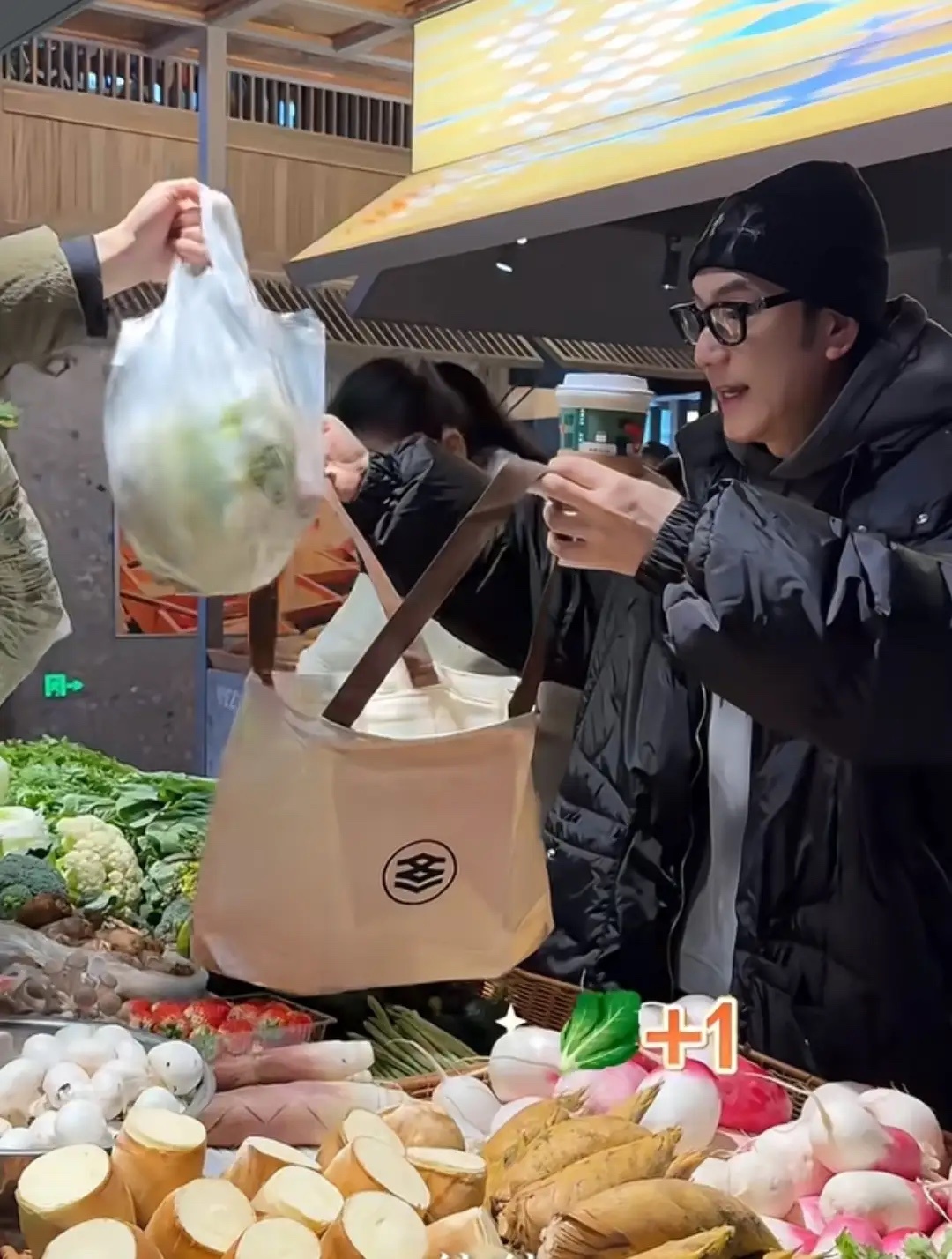 林依轮下厨为老婆54岁庆生林依轮亲自下厨为老婆 54 岁庆生林依轮那可是亲自钻进