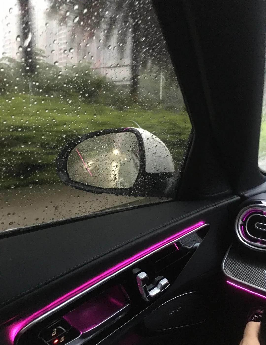 再这样下肇庆又要水浸街了
肇庆人 风雨无阻的打工人 大雨还在下