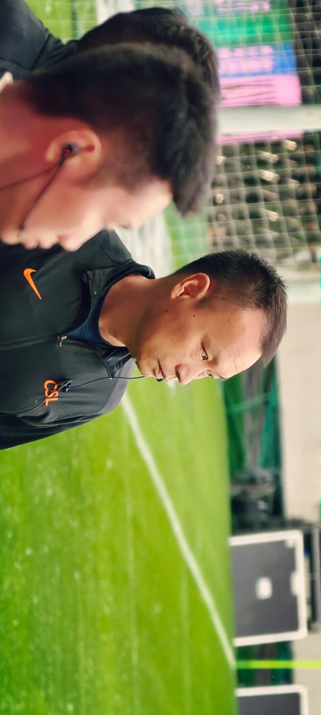 北京国安北京国安vs成都蓉城 本场比赛主裁判王竞热身ing，看来对TIFO很感兴