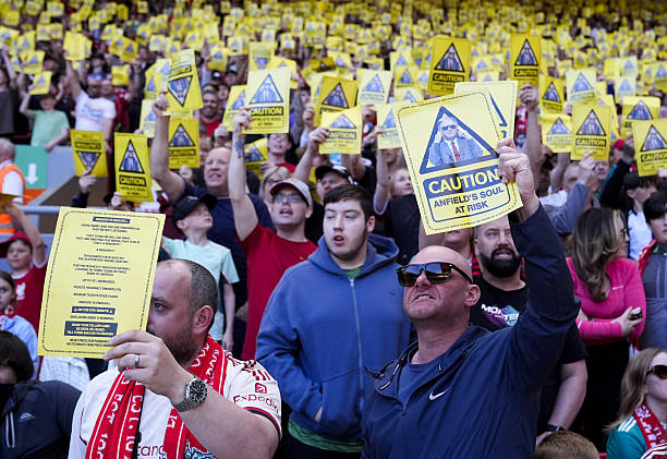 比利霍根坐在看台上谈笑风生 