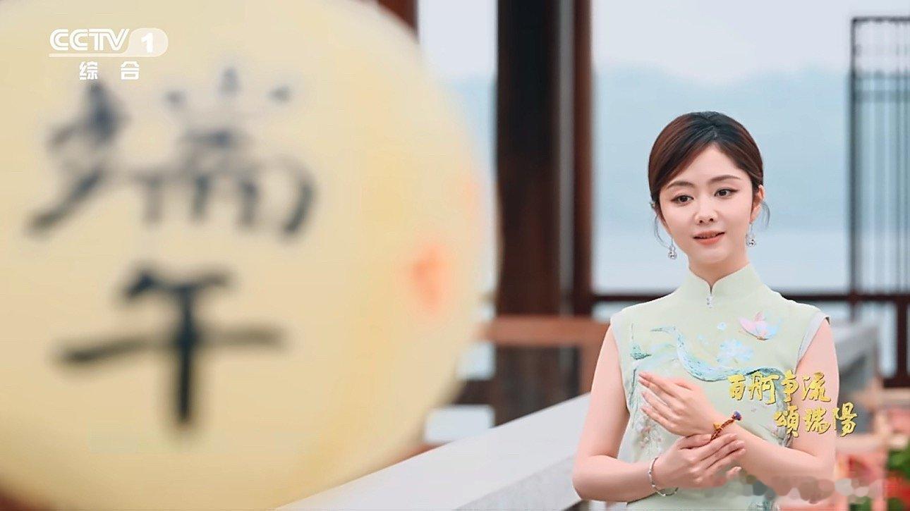 谭松韵端午晒旗袍照端午晚会谭松韵端午旗袍写真温婉动人，素雅旗袍勾勒柔和身段，眉眼