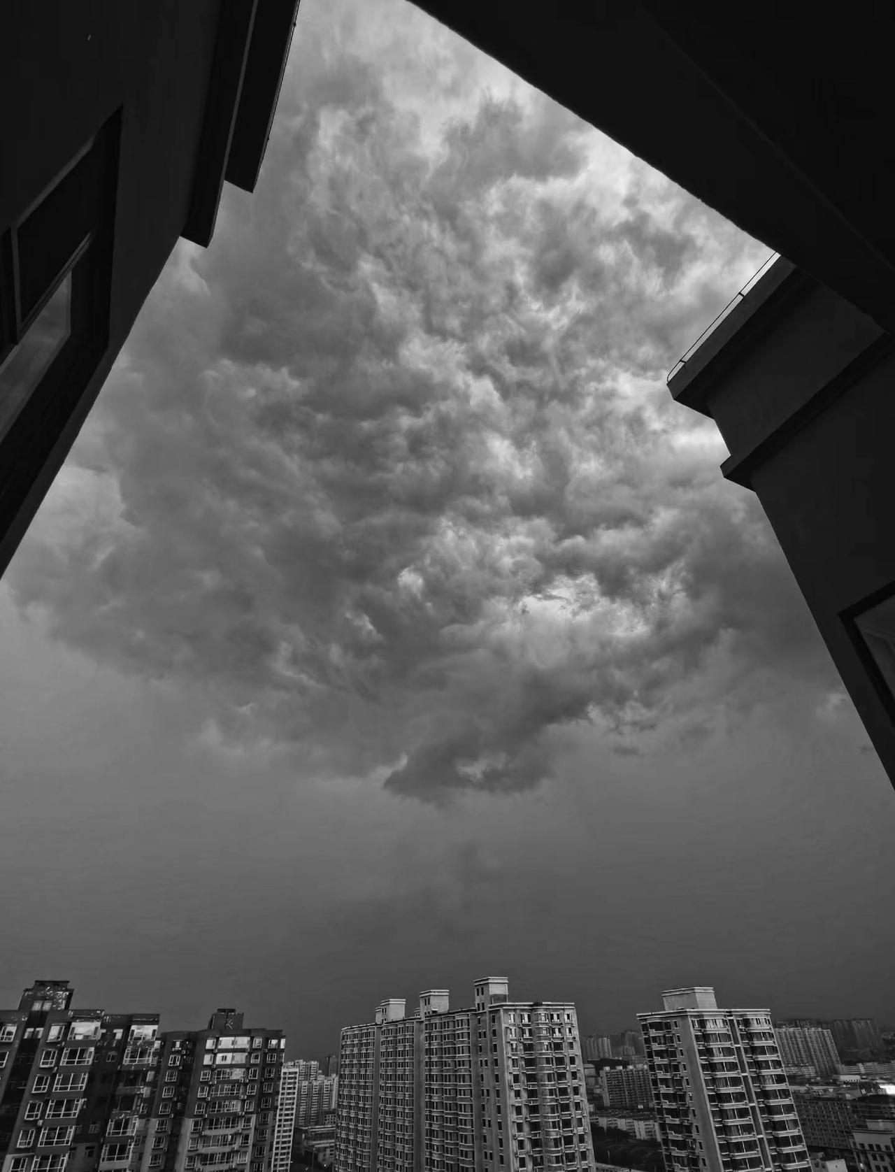 原片。太原昨日暴雨前的乌云压顶天空乌云压城 暴风雨来临前的压迫感 雷暴云团 黑云
