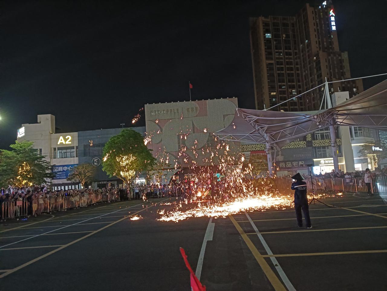 ?
昨天市场走的依然比较难看。
在前天本身已经走出了探底回升的基础上，按理说昨天