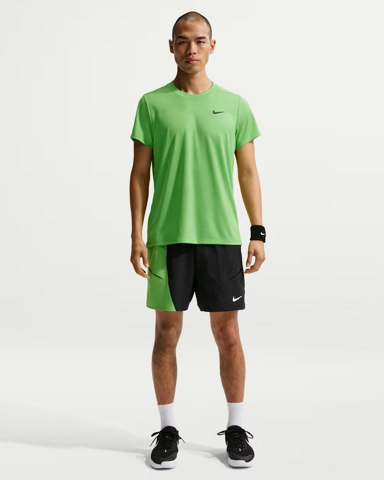 N家展示阿卡在澳网2026 的球衣，看到这位模特的发型，我笑了与此同时，坊间传闻