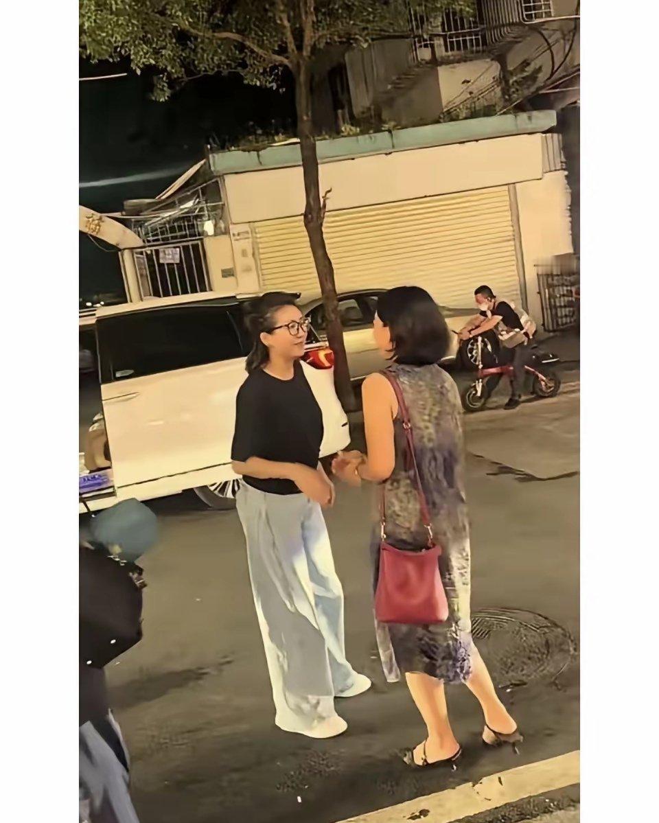 王小丫都60岁了还是浓妆艳抹总相宜的样子 ​​​