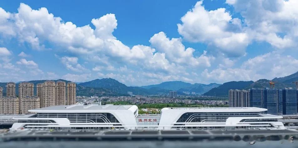 很多人不知道温州北站不在温州市区，而是在温州地区的永嘉县，也不在永嘉县城。

温