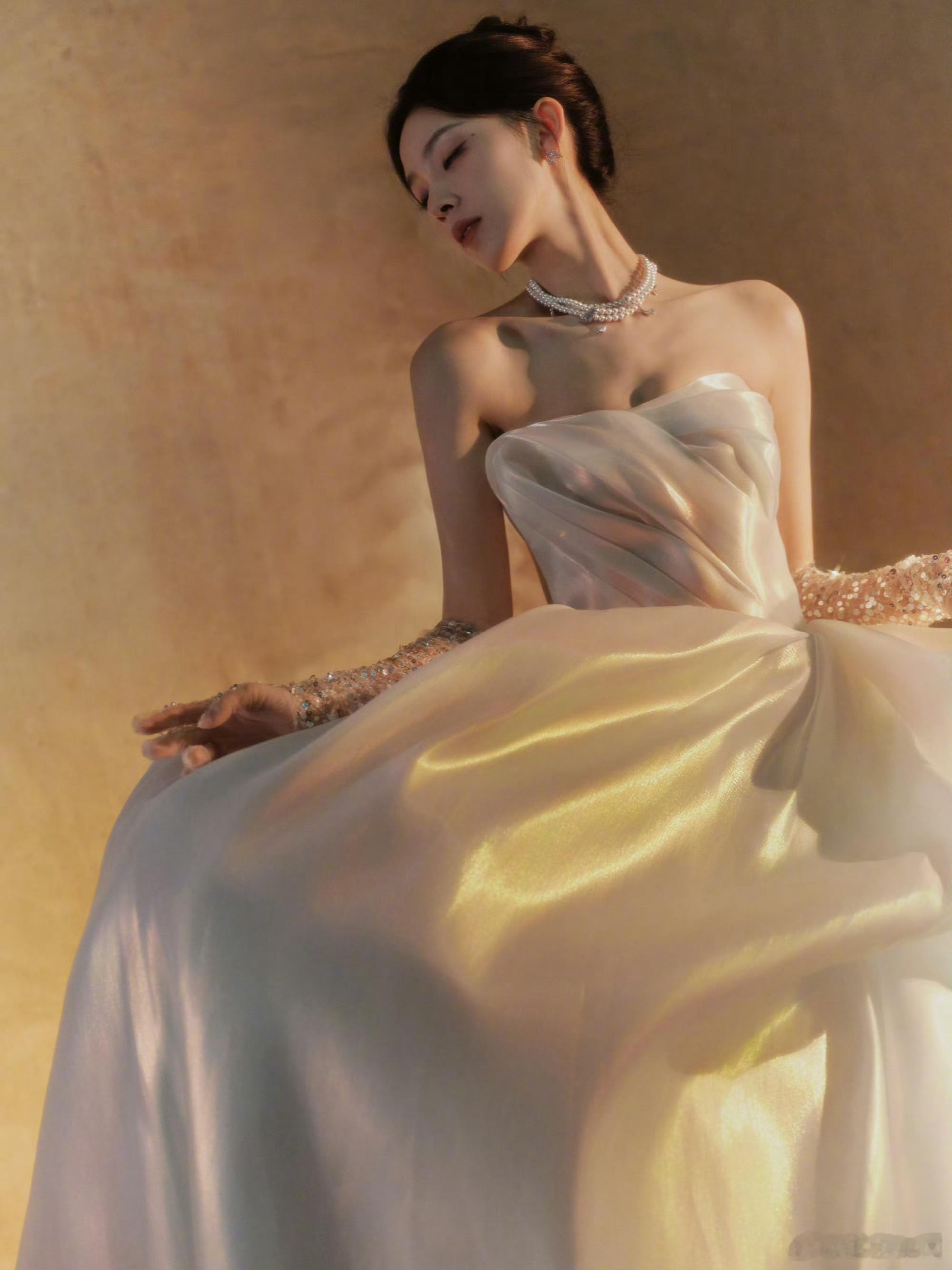 陈瑶穿了五彩斑斓的白别再说看不懂！陈瑶的“五彩斑斓的白”是一场高级的东方美学盛宴