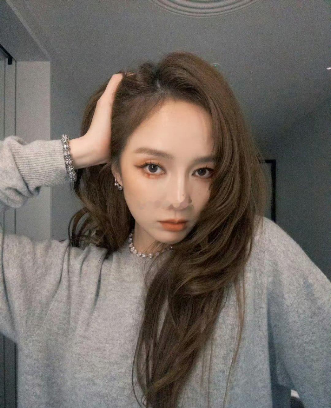 谁看了孟佳的舞台不感叹一句“二代女团的实力从不过时”！聚光灯下的她自带高光，每一