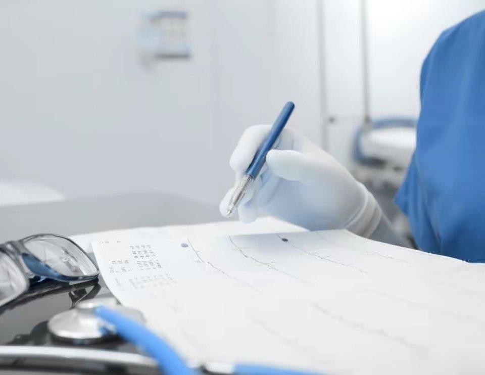 高血压要注意，晨起记住“3要3不要”，防止血压飙升！3要：1、要喝水：一夜未饮水