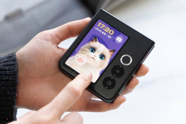 不到3K的小折叠！努比亚 Flip 2评测：实用性、趣味、AI，它全都要