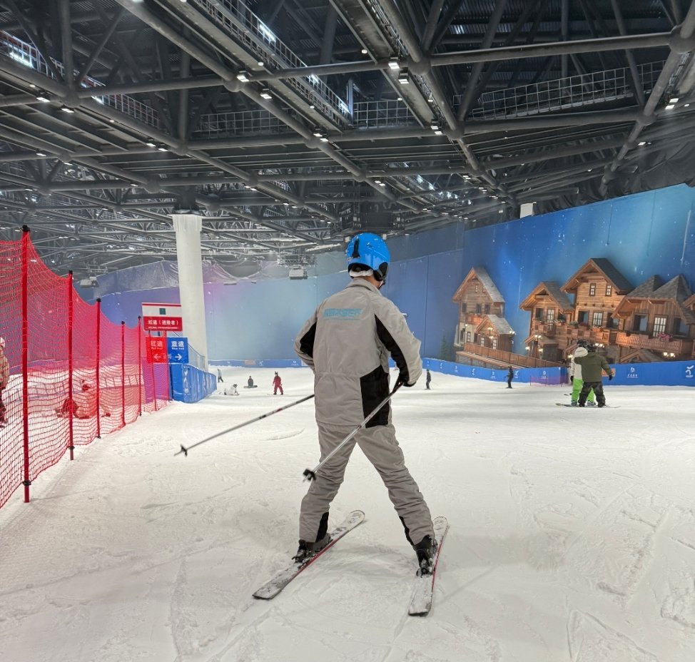 学会滑雪了，只会犁式刹车滑雪。。。#滑雪# 上海·耀雪冰雪世界